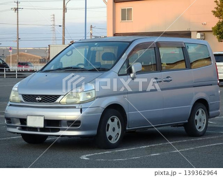 駐車場に並ぶ乗用車 139362964