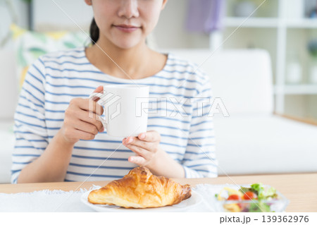 朝食を食べる若い女性 朝食を食べる若い女性 139362976
