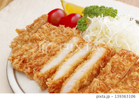 皿に盛り付けた揚げたてのとんかつ 139363106