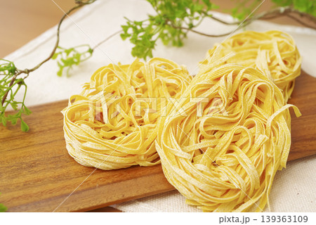 平打ちパスタの食材イメージ 平打ちパスタの食材イメージ 139363109