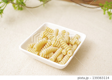 小皿に入ったショートパスタの物撮り 小皿に入ったショートパスタの物撮り 139363114