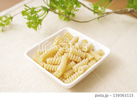 小皿に入ったショートパスタの物撮り 139363115