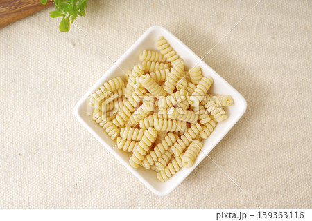 小皿に入ったショートパスタの物撮り 小皿に入ったショートパスタの物撮り 139363116
