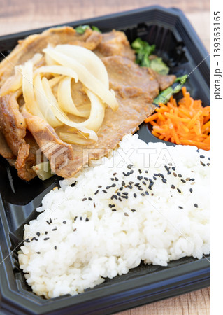 おいしい豚肉生姜焼き弁当 おいしい豚肉生姜焼き弁当 139363165