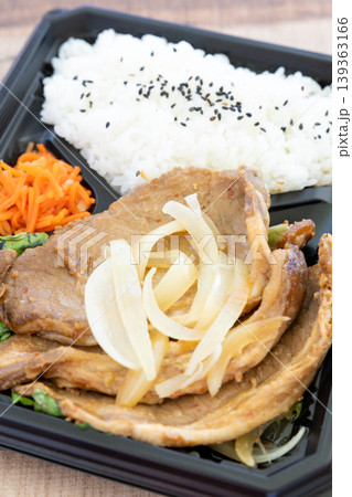 おいしい豚肉生姜焼き弁当 139363166
