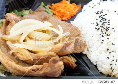 おいしい豚肉生姜焼き弁当 139363167