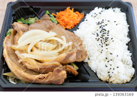 おいしい豚肉生姜焼き弁当 おいしい豚肉生姜焼き弁当 139363169