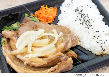 おいしい豚肉生姜焼き弁当 139363170