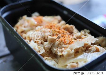 メスティンで作る豚丼 メスティンで作る豚丼 139363291