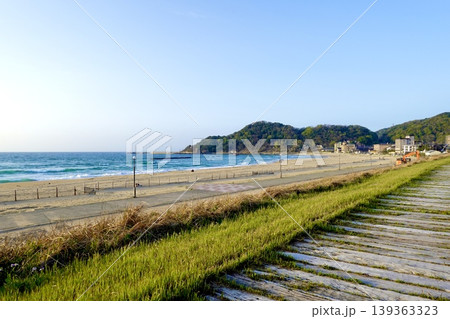 夕日ヶ浦海岸 砂浜沿いの夕日の路から夕日が浦温泉を見た風景 京都府京丹後市網野町浜詰 夕日ヶ浦海岸 砂浜沿いの夕日の路から夕日が浦温泉を見た風景 京都府京丹後市網野町浜詰 139363323