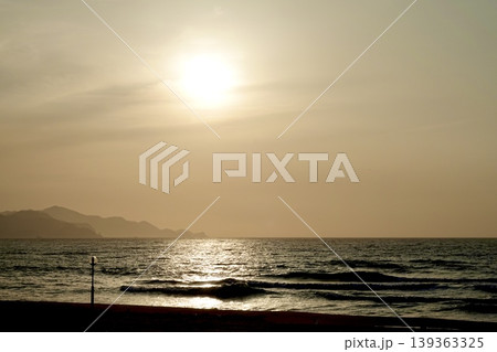 夕日ヶ浦海岸 砂浜沿いの夕日の路から見た日没 京都府京丹後市網野町浜詰 夕日ヶ浦海岸 砂浜沿いの夕日の路から見た日没 京都府京丹後市網野町浜詰 139363325