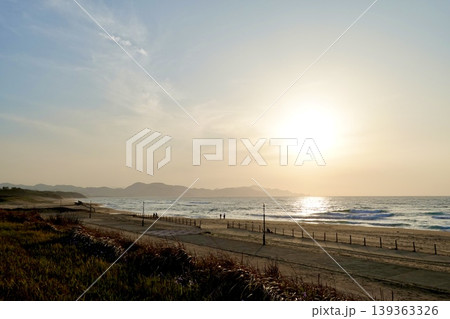 夕日ヶ浦海岸　砂浜沿いの夕日の路から見た日没　京都府京丹後市網野町浜詰 139363326
