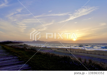 夕日ヶ浦海岸 砂浜沿いの夕日の路から見た日没 京都府京丹後市網野町浜詰 夕日ヶ浦海岸 砂浜沿いの夕日の路から見た日没 京都府京丹後市網野町浜詰 139363352