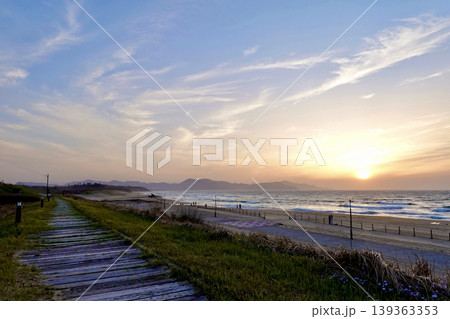 夕日ヶ浦海岸 砂浜沿いの夕日の路から見た日没 京都府京丹後市網野町浜詰 夕日ヶ浦海岸 砂浜沿いの夕日の路から見た日没 京都府京丹後市網野町浜詰 139363353