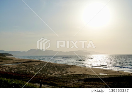 夕日ヶ浦海岸 砂浜から見た夕日 京都府京丹後市網野町浜詰 夕日ヶ浦海岸 砂浜から見た夕日 京都府京丹後市網野町浜詰 139363387