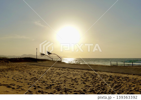 夕日ヶ浦海岸 砂浜から見た日没 京都府京丹後市網野町浜詰 夕日ヶ浦海岸 砂浜から見た日没 京都府京丹後市網野町浜詰 139363392