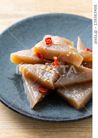おいしいピリ辛蒟蒻 おいしいピリ辛蒟蒻 139363408