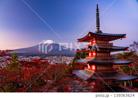 （山梨県）新倉山浅間公園の桜紅葉、忠霊塔と新雪富士 139363624