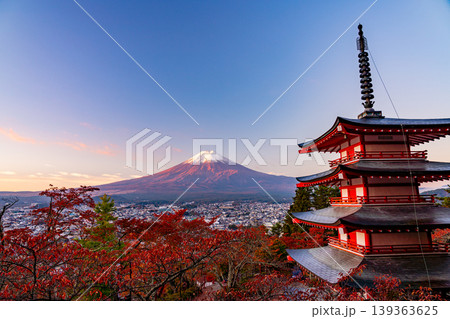 (山梨県)新倉山浅間公園の桜紅葉、忠霊塔と新雪富士 (山梨県)新倉山浅間公園の桜紅葉、忠霊塔と新雪富士 139363625