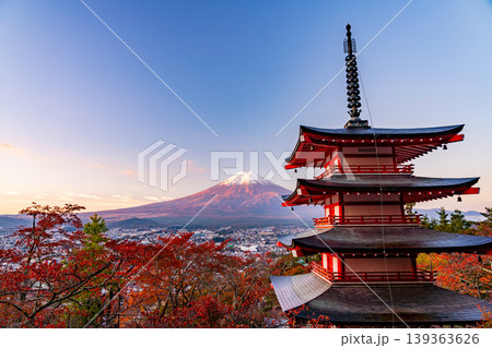 （山梨県）新倉山浅間公園の桜紅葉、忠霊塔と新雪富士 139363626