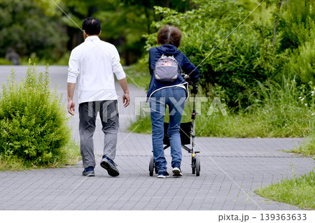 日本の横浜都市景観四輪歩行器の高齢女性…新緑の季節…＝横浜市内で 139363633