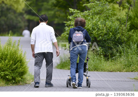 日本の横浜都市景観四輪歩行器の高齢女性…新緑の季節…=横浜市内で 日本の横浜都市景観四輪歩行器の高齢女性…新緑の季節…=横浜市内で 139363636