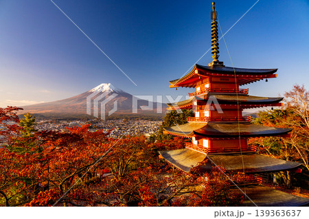 （山梨県）新倉山浅間公園の桜紅葉、忠霊塔と新雪富士 139363637