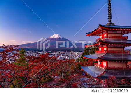（山梨県）新倉山浅間公園の桜紅葉、忠霊塔と新雪富士 139363639