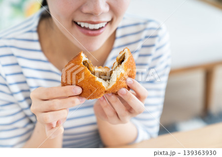 カレーパンを食べる若い女性 カレーパンを食べる若い女性 139363930
