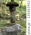 苔むした石灯籠が佇む静寂の日本庭園風景 139363952