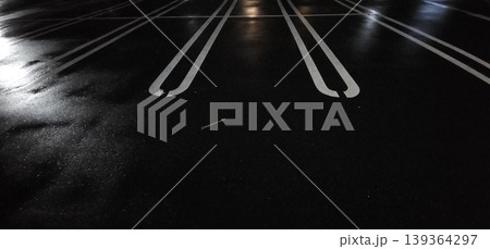 夜の濡れた道路と白線のミニマル背景素材 139364297