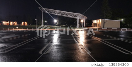 夜の濡れた道路と白線のミニマル背景素材 夜の濡れた道路と白線のミニマル背景素材 139364300