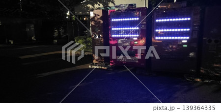 夜の自動販売機と光るネオンのある道路風景 139364335