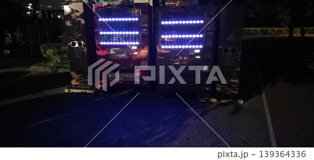 夜の自動販売機と光るネオンのある道路風景 139364336