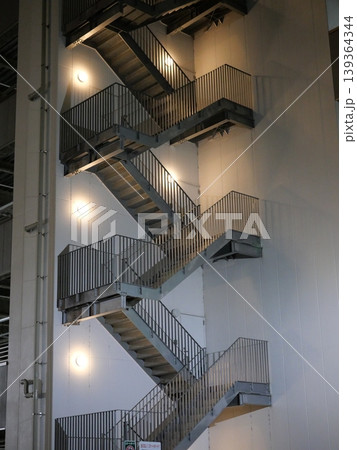 立体駐車場の内部階段の風景 Staircase inside parking garage 139364344
