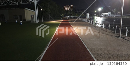 夜の赤い一本道と光の先を目指すイメージ 夜の赤い一本道と光の先を目指すイメージ 139364380