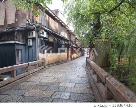 新緑の祇園白川巽橋から切通し 新緑の祇園白川巽橋から切通し 139364430