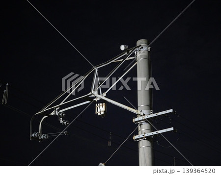 夜空に伸びる電柱と電線の風景 夜空に伸びる電柱と電線の風景 139364520