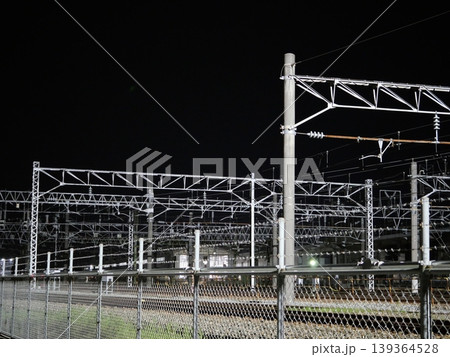夜空に伸びる電柱と電線の風景 139364528