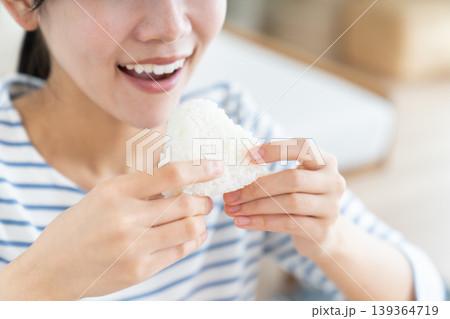 おにぎりを食べる若い女性 139364719