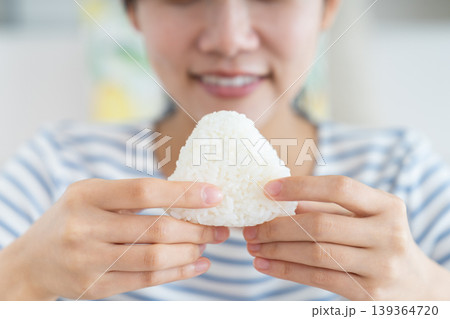 おにぎりを食べる若い女性 139364720