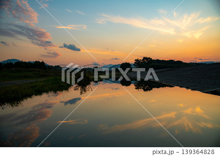 三重県 玉城町 たまき水辺の楽校 水面に映る夕景のイメージ 三重県 玉城町 たまき水辺の楽校 水面に映る夕景のイメージ 139364828