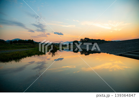 三重県　玉城町　たまき水辺の楽校　水面に映る夕景のイメージ 139364847