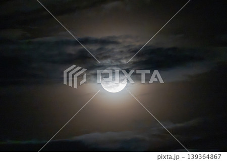 雲に隠れた月 139364867