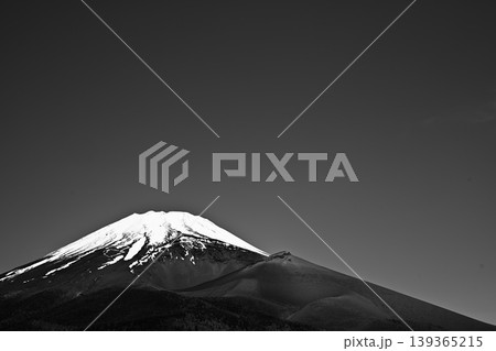 富士山(晴天)左寄せ 3分割 コピースペース モノトーン 1億画素 富士山(晴天)左寄せ 3分割 コピースペース モノトーン 1億画素 139365215