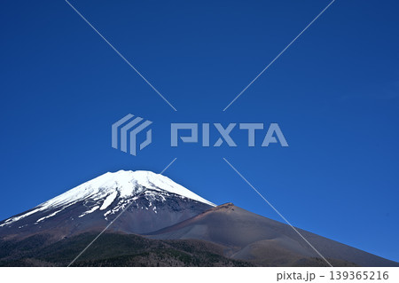 富士山(晴天)左寄せ 3分割 コピースペース 1億画素 富士山(晴天)左寄せ 3分割 コピースペース 1億画素 139365216