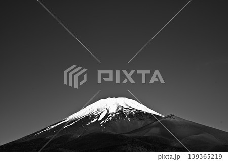 富士山（晴天）中央　3分割　コピースペース　モノトーン　1億画素 139365219