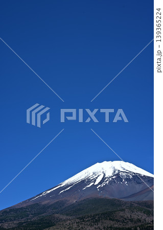 富士山(晴天)右寄せ 3分割 コピースペース 1億画素 富士山(晴天)右寄せ 3分割 コピースペース 1億画素 139365224