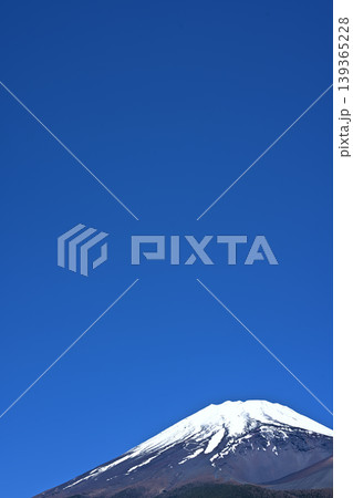 富士山（晴天）右寄せ　4分割　コピースペース　1億画素 139365228