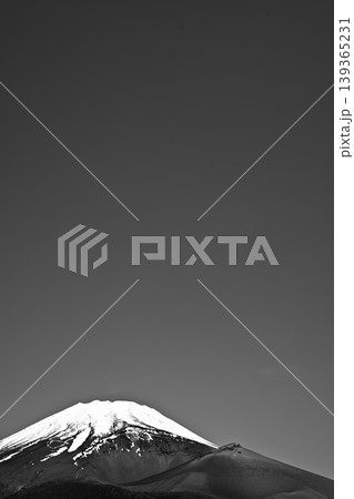 富士山(晴天)左寄せ 4分割 コピースペース モノトーン 1億画素 富士山(晴天)左寄せ 4分割 コピースペース モノトーン 1億画素 139365231